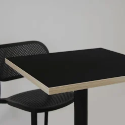 Bord 70 x 70 cm - model Bazila sort med trækanter Svart