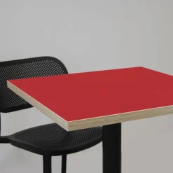 Bord 70 x 70 cm - model Bazila rød med trækanter Röd