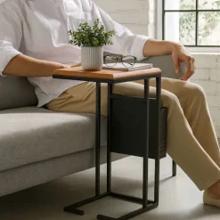 C-formet sidebord med magasinhylde, træ og metal