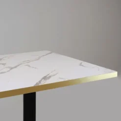 Højt bord 70 x 70 cm - Rom model hvid marmor med messingkanter Vit