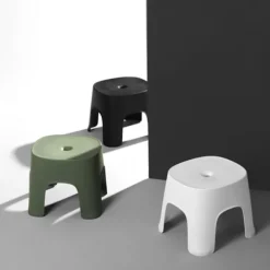 Multi-anvendelig plastikskammel til hjem og rejse, bærbart design med let at bære håndtag til alsidig brug i badeværelse, køkken eller garage, stabilt design | Fyndiq