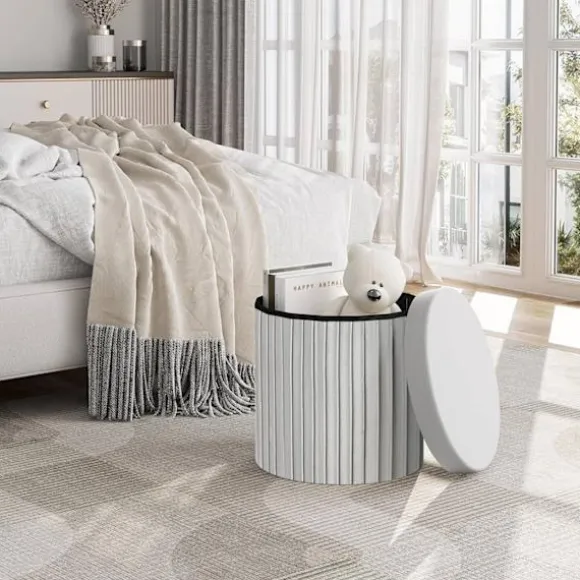 Rootz Rund Velvet Opbevaringsskammel - Puf Ottoman - Cremefarvet/Grå - Skjult opbevaring - Blød polstring - 38 cm x 36 cm - Elegant flæsedesign