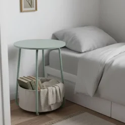 Rundt sidebord med stofkurv