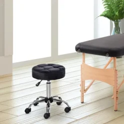Salonstol med hjul Rullende skammel Højdejusterbar Drejelig Salonstol Fløjl Touch Foam Krom Base Sort 35 x 35 x 49-61 cm
