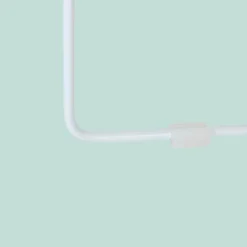 Skandinavisk sidebord, lyst træ og hvidt metal