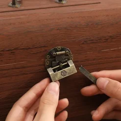 Skattekiste med lås, vintage stil, dekorativ opbevaringsboks, håndlavet af træ med slidt finish, kiste til minder og smykker, rustik lille