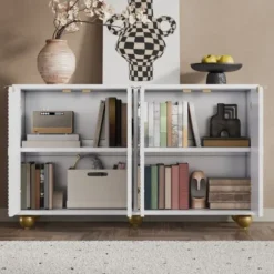 Skænk med 4 formede døre & kugleben, justerbare indvendige hylder & metalhåndtag, elegant White