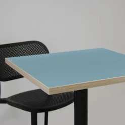 Tabel 70 x 70 cm - model Bazila blå cedertræ kanter Blå