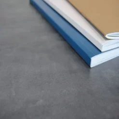 Tabel 70 x 70 cm - model Rund hvid metalgrå fod Svart