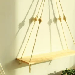 To vægmonterede træhylder, boheme-stil vægdekorationer, hængehylder, håndvævede vægophæng, svævehylder.
