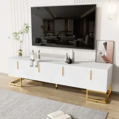 TV-skab med guldfarvede håndtag og fødder, lowboard med tekstureret låge, elegante TV-møbler, moderne White