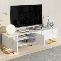 TV-skab med guldfarvede håndtag og fødder, lowboard med tekstureret låge, elegante TV-møbler, moderne White
